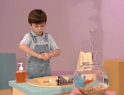 ElmosWorldHands04