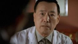 Greg Joung Paik als Dr. Je-Guy Kim