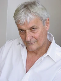 Jean-Pierre Leroux dubs the voice of Bernard Nadler