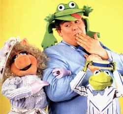 Johncandy-froghat