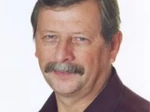 András Várkonyi dubs the voice of Bernard