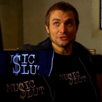 1x07 Liam Tshirt.jpg