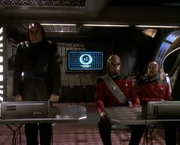 Worf, Sisko und Ch'Pok bei der Verhandlung