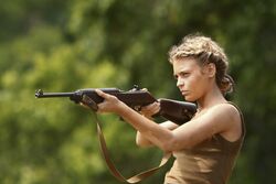 5x03-promo-ellie-gewehr