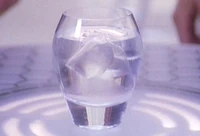 GlasWaterIJsblokjes.jpg