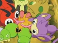 EP499 Pokémon comiendo la miel del árbol.png
