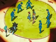 EP528 Policías rodeando a Ash, Maya y Brock
