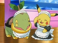 EP531 Turtwig y Pikachu vestidos para atender en el café