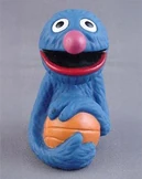 TaraToysGroverBasketballFingerPuppet