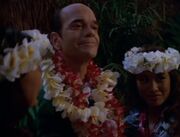 Der Doktor mit zwei hawaiianischen Blumenmädchen