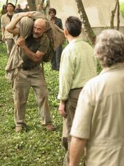 Locke apporte le corps de son père à Ben
