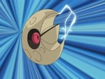 EP375 Lunatone realizando Rayo de hielo