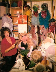 BarbaraDavis-and-MissPiggy-1980-02b