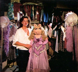 BarbaraDavis-and-MissPiggy-1980-01b