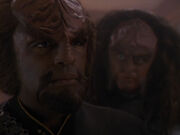 Gowron warnt Worf vor den Konsequenzen