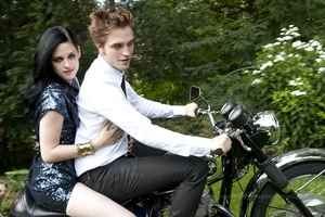 Robert Pattinson and Kristin Stewart in Bazaar (4)