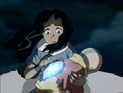 Katara probeert Aang tot leven te brengen