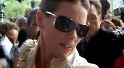 4x04 Kate enters.jpg
