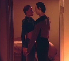 Tasha Yar seduces Data.jpg