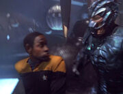Tuvok setzt sich gegen die Hirogen zu wehr