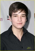 Ashley-argota-nathan-kress-hug-04