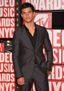 Taylor-at-the-VMA-s-jacob-black-8147432-385-550