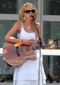 Taylor Swift at Yahoo crop