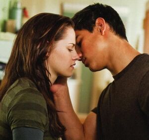 Jacob-and-bella-kiss-twilight-series-8504354-600-563.jpg (59 KB)