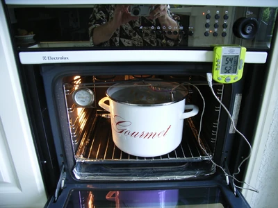 Waterpot in oven with immersion-thermometer
