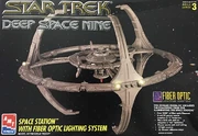 AMT Model kit 8764 Deep Space Nine Space Station 1995