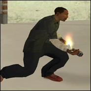 Carl Johnson con un Coctel de Molotov