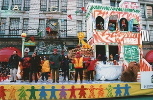 Macy's-SesamePopupBookFloat-01