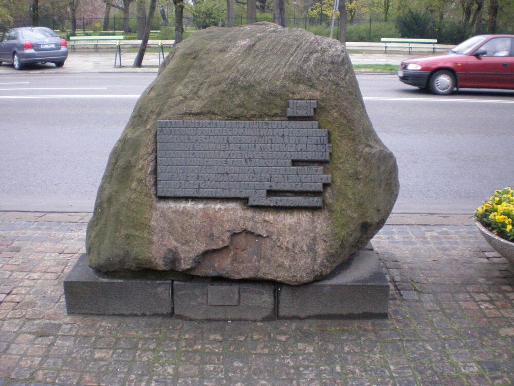 http://images2.wikia.nocookie.net/__cb20110127155260/warszawa/images/thumb/7/71/Aleje_Ujazdowskie_%28kamie%C5%84_pami%C4%85tkowy%29.JPG/1000px-Aleje_Ujazdowskie_%28kamie%C5%84_pami%C4%85tkowy%29.JPG
