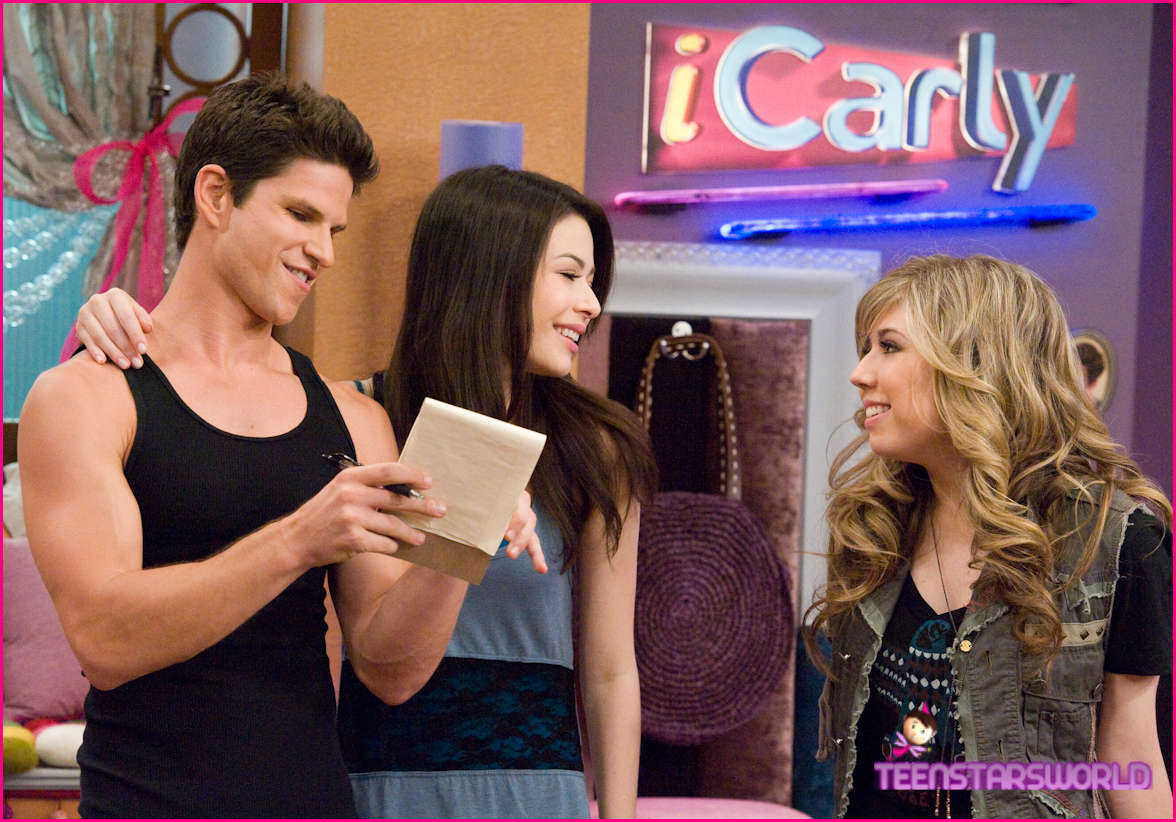 http://images2.wikia.nocookie.net/__cb20110207051806/icarly/images/6/67/ICarly-iHire-An-Idiot-Stills-9.jpg