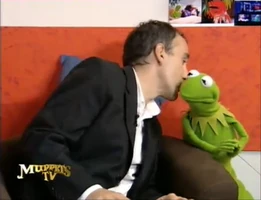 TF1-MuppetsTV-1.02-ElieSemoun-KermitKiss