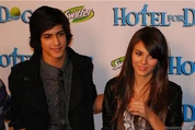 -Hotel-for-Dogs-Premiere-avan-and-victoria-12212726-953-637