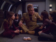 Neelix unterhält die Kinder