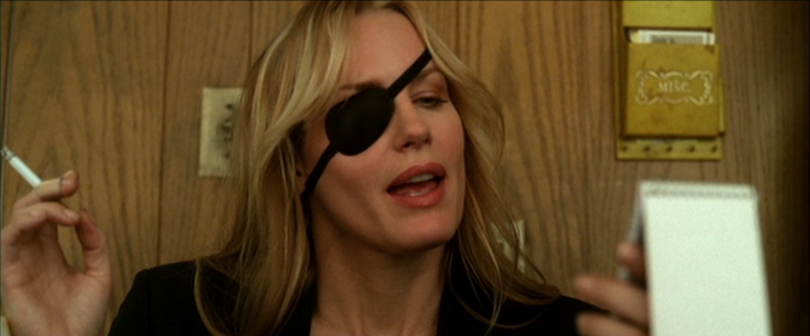 http://images2.wikia.nocookie.net/__cb20110305205755/killbill/images/2/2f/ElleAndANotepad.jpg