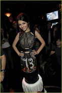 Inside-victoria-justice-18-bday-cake-02