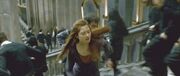 DH2 Ginny Weasley dan lainnya Hogwarts siswa berjalan pada Tangga yang