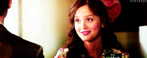 http://images2.wikia.nocookie.net/__cb20110522175227/gossipgirl/images/8/83/Tumblr_llesfziOFn1qhu3e7o1_500.gif