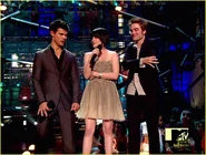 Kristen-Stewart-Robert-Pattinson-and-Taylor-Lautner-at-the-VMAs-2009-twilight-series-8155106-1222-926