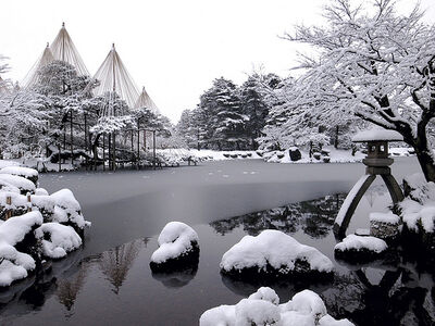 Snowy Kenroku-en park