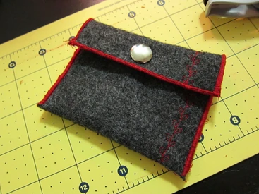 http://www.thezenofmaking.com/2010/12/15-minute-change-purse-tutorial