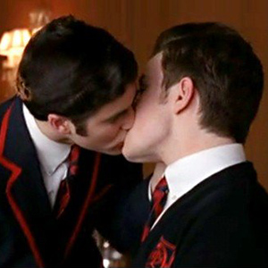 http://images2.wikia.nocookie.net/__cb20110810055014/glee/images/2/29/Kurt-and-blaine-kiss_is_awesome.jpg