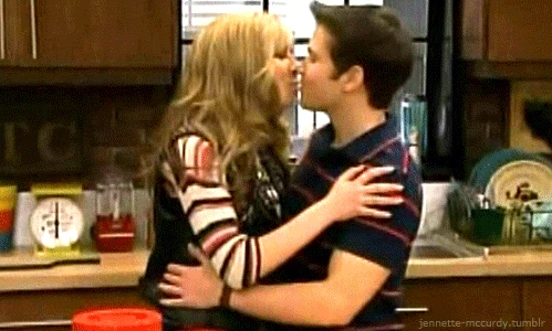 Idsfkiss.gif