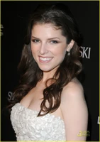 Anna-kendrick-elie-saaab-stunning-02
