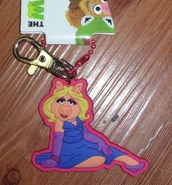 Hanover accessories piggy pose keychain