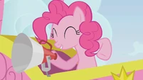 Pinkie Pie aboard a hot air balloon S1E13
