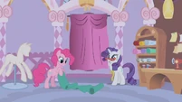 Pinkie Pie holding some fabrics S1E14